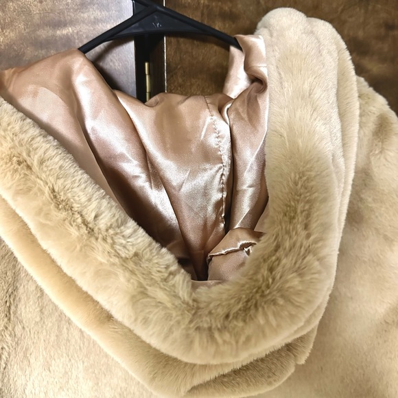 Urban Outfitters Faux Fur Coat - Picture 5 of 7